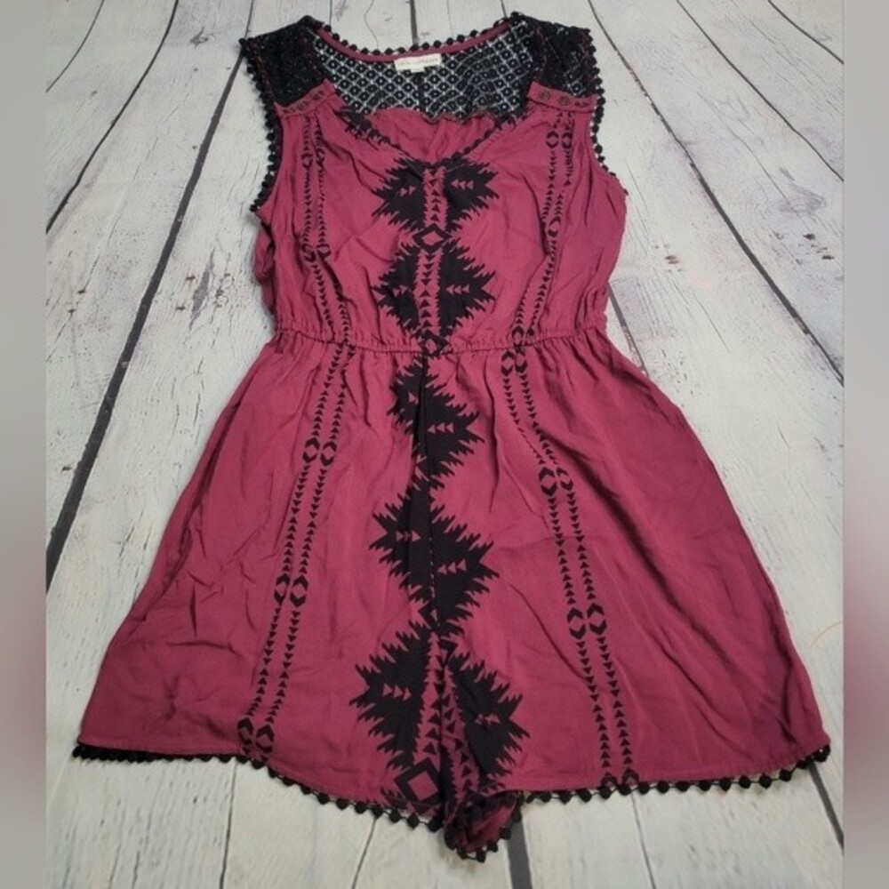 Coco + Jameson Shorts Romper Sleeveless Round Neck with Black Lace detail sz Sm